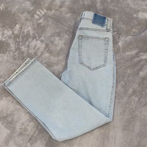 NWOT⭐️⭐️Light wash slight distressed straight jean
